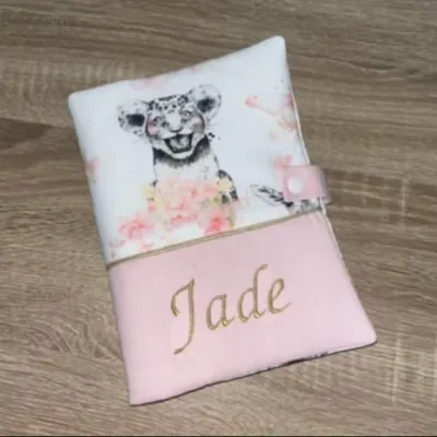 Protège carnet de santé lionne